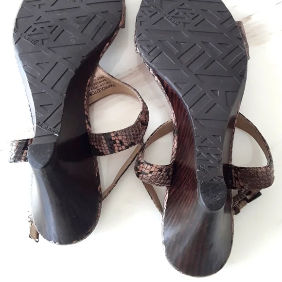ANNE KLEIN SNAKESKIN WEDGE BEJEWELED SANDALS SZ 9 - Picture 6 of 6